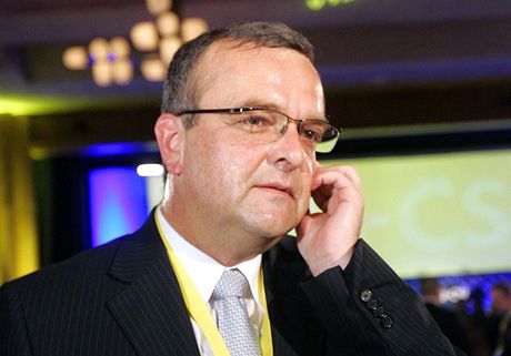 Lidé vyhroují ministrovi financí Miroslavu Kalouskovi (ilustraní snímek).