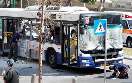 Výbuch náloe v autobusu v centru Tel Avivu zranil 27 lidí. (21. listopadu 2012)