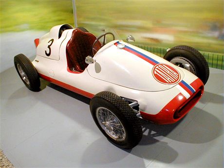edest historickch aut lze vidt v kopivnickm muzeu Tatra.
