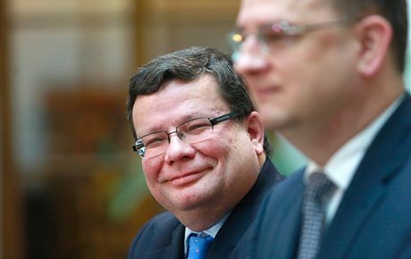 Alexandr Vondra oznámil na tiskové konferenci rezignaci na post ministra