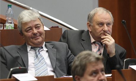 Komunisté Zdenk Dobrý i Jan Slámeka (zleva) na podzim hájili své tde placené posty pedsed výboru a komise. Nyní je vak jako podporovatele vlády SSD eká nepopulární rozhodnutí.
