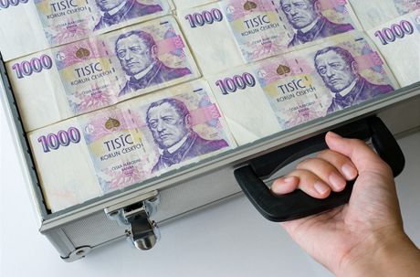 Z úspor ve výi 150 tisíc korun vysají poradci a firma, pod kterou pracují, na provizích a 135 tisíc korun. Ilustraní snímek