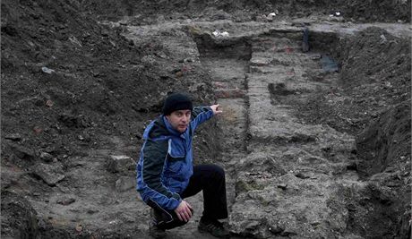 Archeolog Zdenk Schenk ukazuje dal st eskobratrsk koly, tentokrt