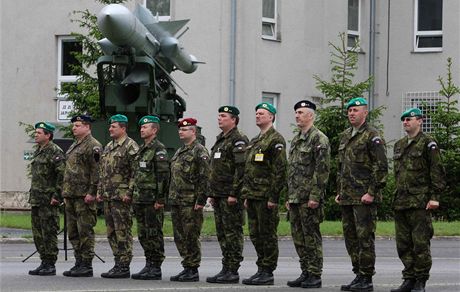 VELITELSTVÍ SE LOUÍ. Olomoucké velitelství Spolených sil 1. íjna 2013 zanikne. ást areálu ikových kasáren tak osií a podobné slavnostní nástupy písluník velitelství se stanou minulostí.