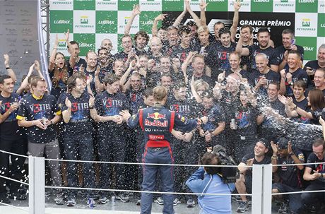 DIRIGENT. Sebastian Vettel slaví titul mistra svta formule 1. 