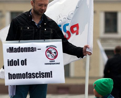 Proti koncertu Madonny v Petrohradu protestovalo pr lid (9. srpna 2012).