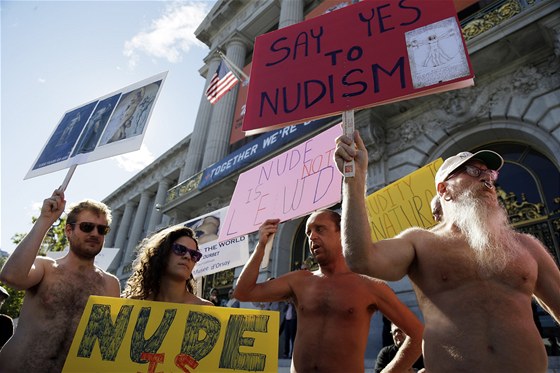 Vyznavai nudismu v San Francisku protestují ped radnicí proti zákazu nahoty v