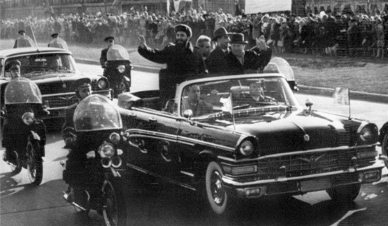 Rok 1964. Nikita Chruov a Fidel Castro projídí Moskvou.