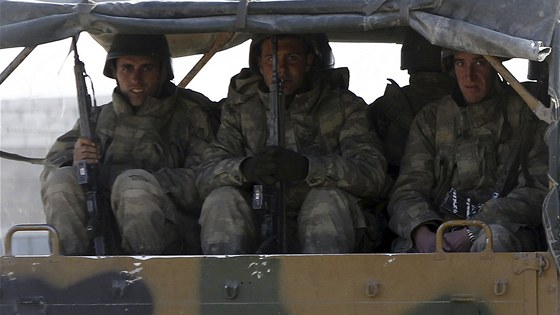 Turetí vojáci na syrských hranicích v provincii Sanliurfa (18. listopadu 2012)