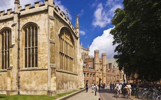 Studenti ze St John's college v britské Cambridge u si penzi od trest za