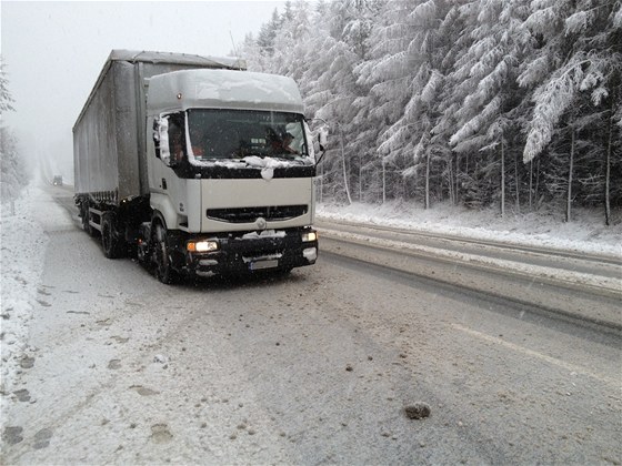 Dva zlodji oderpávali naftu z kamion na parkovitích na Táborsku (ilustraní snímek).