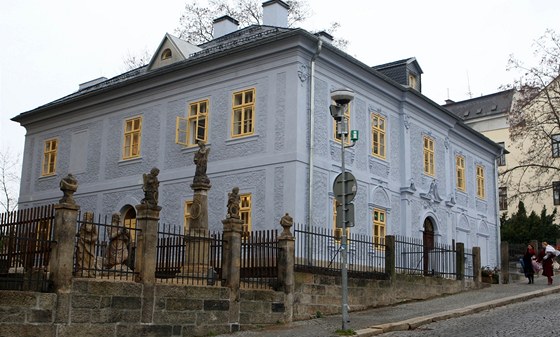 V Jablonci minulý rok zrekosntruovali také dům manželů Scheybalových, bývalou faru. Teď je tam galerie a informační centrum.