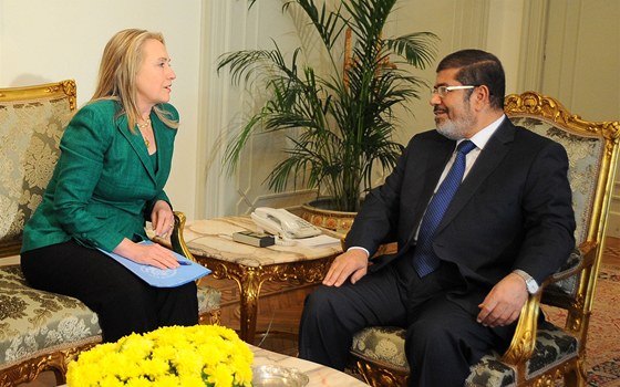 Egyptský prezident Muhammad Mursí s éfkou americké diplomacie Hillary...