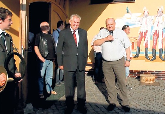 Podnikatel Vladislav Jarošek a Miloš Zeman těsně poté, co v květnu 2011 v