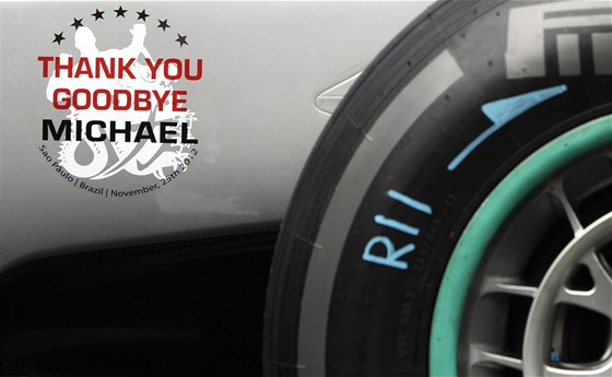 NÁPIS NA AUT. Michael Schumacher jel svou poslední Velkou cenu v F1 s nápisem