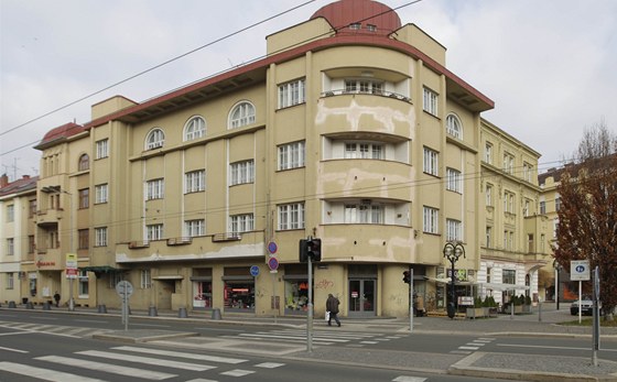 Dům v Gočárově ulici v Hradci Králové koupili vlastníci jako běžný činžovní dům, ani v kupní smlouvě nebylo uvedeno, že je nemovitou kulturní památkou.