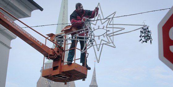 Technici u v ulicích Plzn instalují vánoní svtelnou výzdobu. 