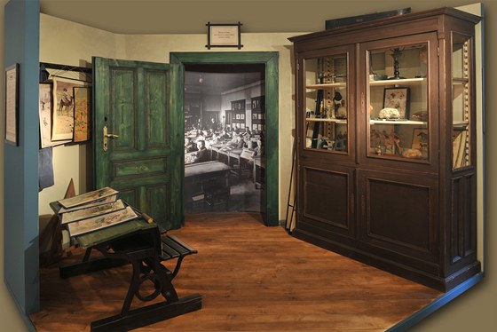 kolní kabinet z roku 1900