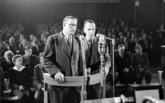 Záviš Kalandra (vpravo) a jeho kamarád Oldřich Pecl byli odsouzeni ve
