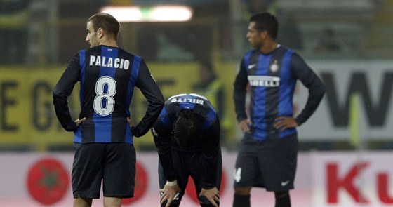 Zklamaní fotbalistí Ineru Milán (zleva)  Rodrigo Palacio, Diego Milito a Fredy