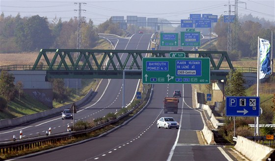 Exit Cheb sever na rychlostní silnici R6. V tomto úseku idii poslední dobou za tmy potkávají auta v prostismru. Na snímku se do protismru podailo najet cizinci v mercedesu. Svojí sloitou situaci se snail vyeit na nejblií erpací stanici.