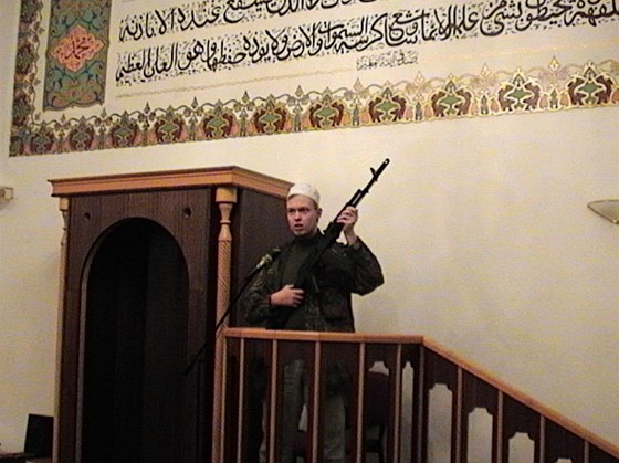 Čeští muslimové si přímo v brněnské mešitě udělali terč a stříleli na něj...