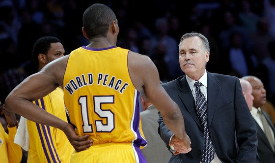 Mike D´Antoni, nový trenér LA Lakers, dkuje svému svenci Mettu World
