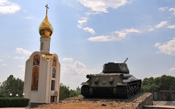 Tank T-34 vystavený na estném míst v Tiraspolu, hlavním mst separatistického Podnstí.