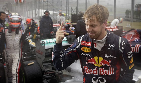 VÍTZNÉ GESTO. Vettel po závod v Brazílii strávil dlouhé chvíle se zdvieným