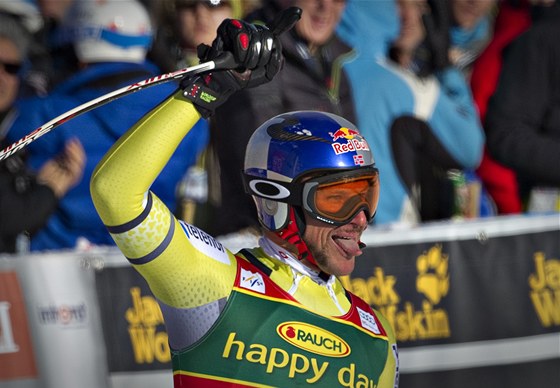 Axel Lund Svindal se raduje z vítzství v superobím slalomu v Lake Louis. 
