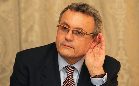 Vladimír Dlouhý se odvolá proti verdiktu ministerstva vnitra. Tvrdí, že udělalo numerickou chybu při škrtání podpisů prezidentským kandidátům.