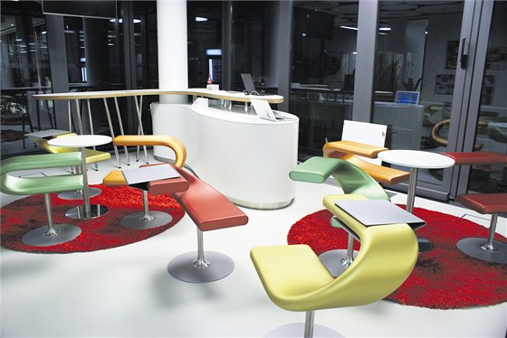 Kancelář firmy Google na pražském Smíchově je především hodně barevná.