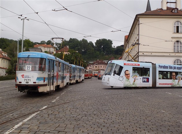 Akoli se podle praského dopravního podniku do sebe tramvaje zakousnou jen