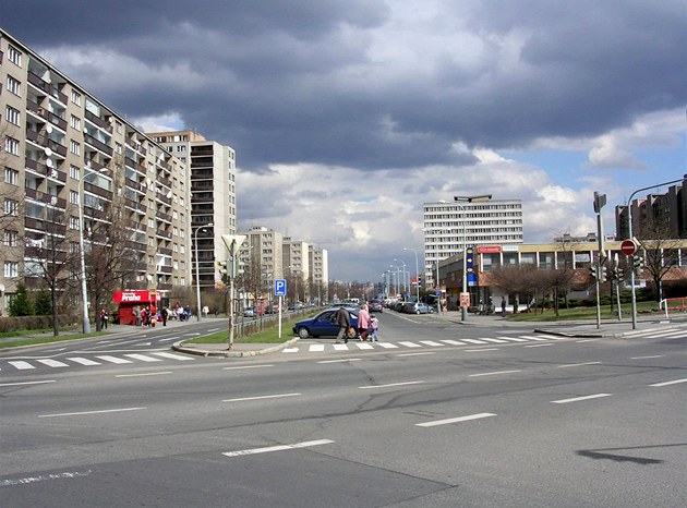 Spoilovská silnice prochází jen kousek od bytové zástavby.