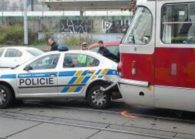 Nehoda tramvaje a policejního auta na praském Smíchov