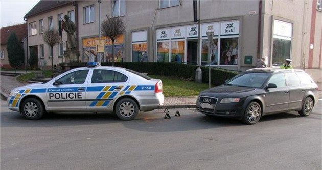 Slovák se svým audi naboural do policist� stojících p�ed k�i�ovatkou v