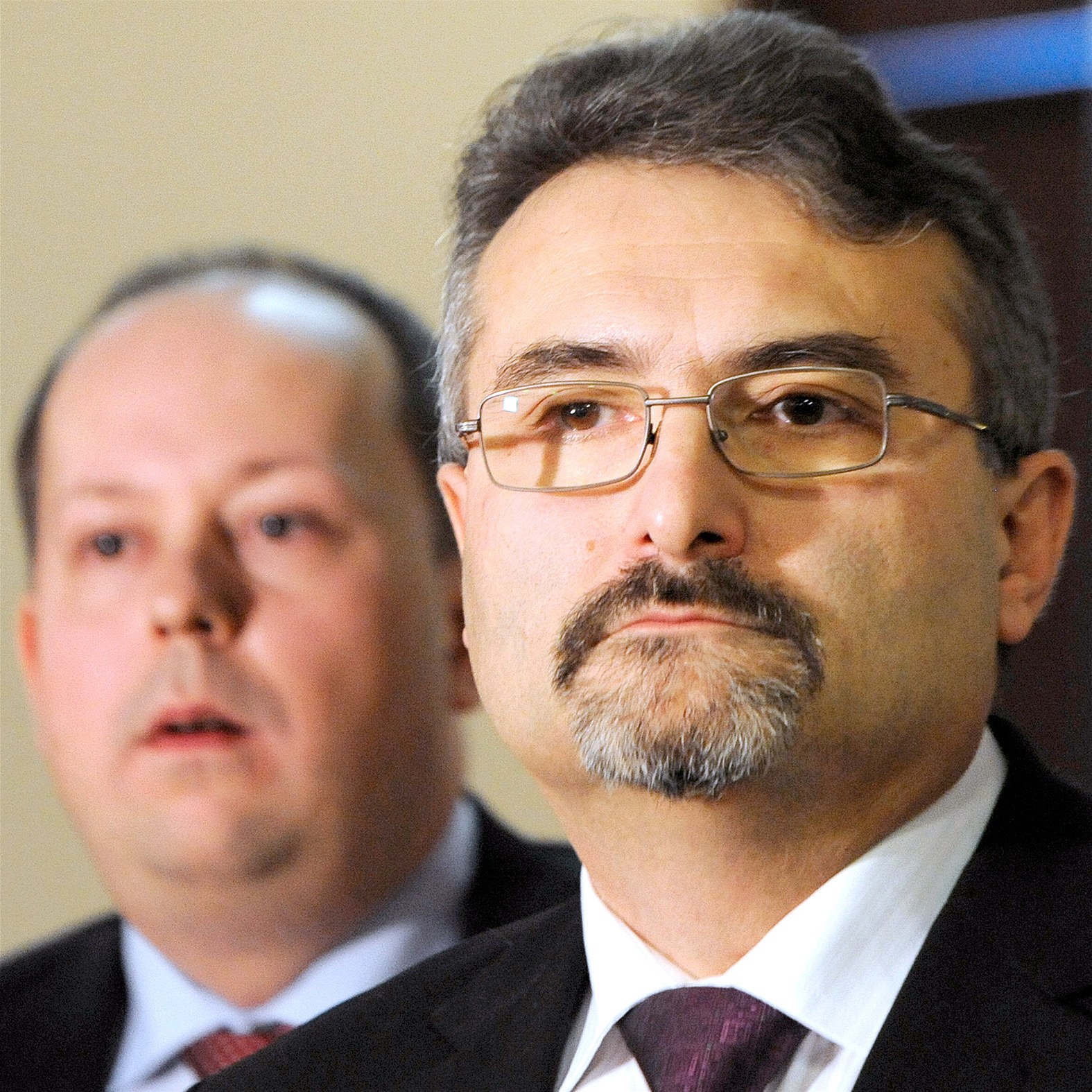 �editel V�eobecné zdravotní poji��ovny Pavel Horák (vpravo) i p�edseda správní
