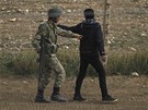 Turecký voják, který na syrských hranicích v provincii Sanliurfa zadrel