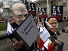 Aktivisté pevleení z mediálního magnáta Ruperta Murdocha (vlevo) a britského