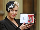 Hereka Kate Winsletová s ádem britského imperia, který pevzala od královny