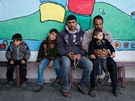 Nkteí z Palestinc, kteí pili o své domovy, se utáboili ve kole zízené