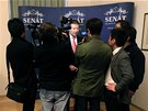 Nový senátor Tomio Okamura dává rozhovory japonským televizním tábm. (21.