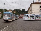 Akoli se podle praského dopravního podniku do sebe tramvaje zakousnou jen