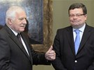 Prezident Václav Klaus a odstupující ministr obrany Alexandr Vondra na Praském