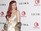Lindsay Lohanová doplnila �aty ko�e�inovým boa.