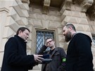 Martin Bach (uprosted) a Daniel Vávra (vpravo) pedávají petici na...