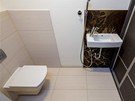 WC s umývátkem je vybavené i bidetovou sprkou a úlonými prostory.