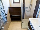 Koupelna v pízemí se sprchovým koutem - velkoformátová dlaba je od firmy RAKO.