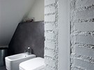 Tleso komína je nateno bílou barvou a tvoí efektní dominantu koupelny....