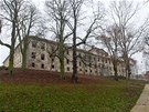 Chátrající zámek Buthrad na Kladensku, pilehlá zahrada se obnovy u dokala.
